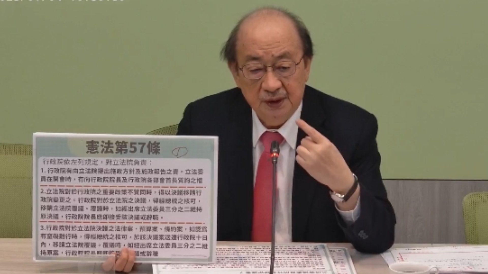 民進黨立法院黨團總召柯建銘4日喊「雙罷」,不只是要罷免立法院正副院長韓國瑜、江啟臣,還要把國民黨41個區域立委全罷掉。翻攝民進黨團粉專
