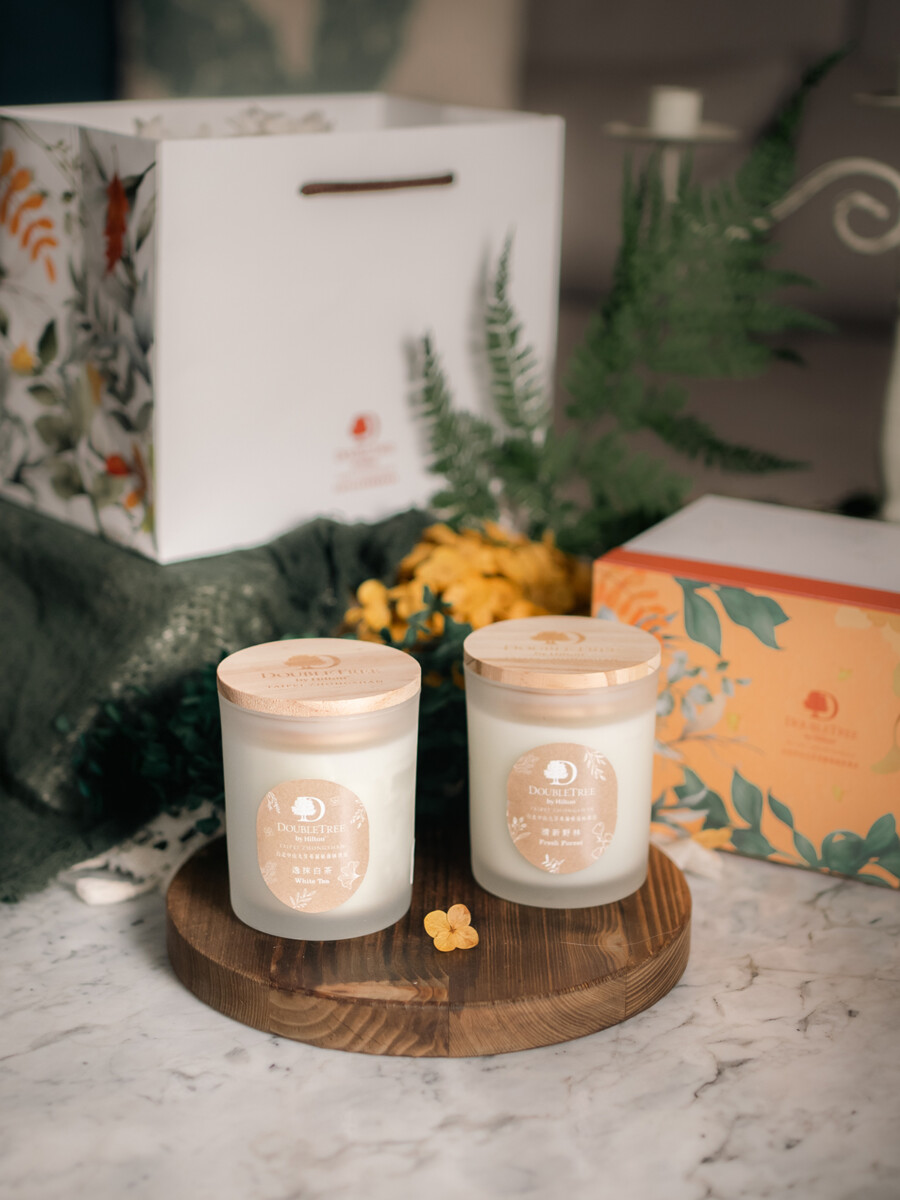 「香遇逸林」香氛蠟燭禮盒，將酒店內外化為「逸抹白茶」與「清新野林」兩款香氣，命名時亦融入酒店品牌展現整體性。