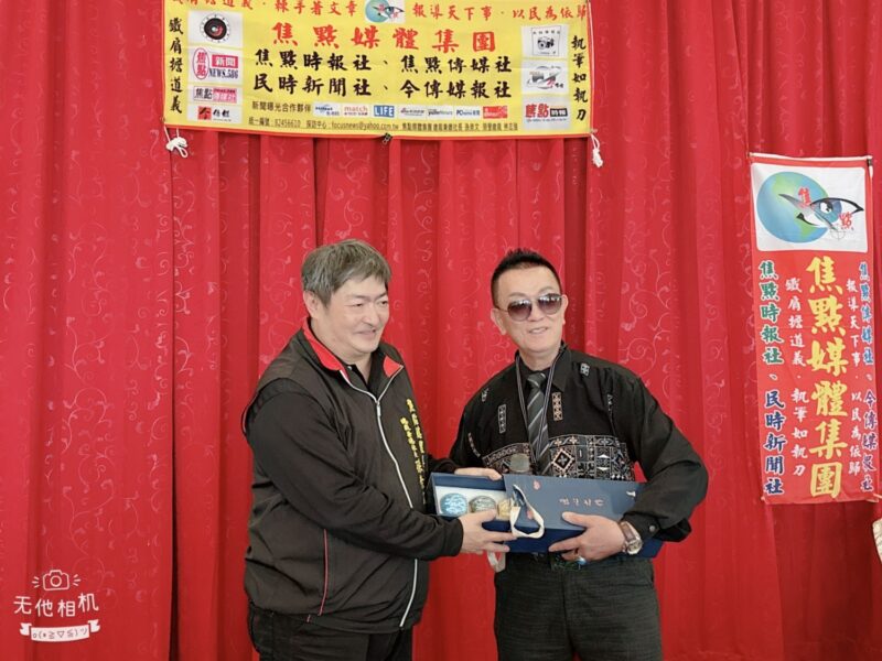 圖文:榮譽總裁林志強贈茶具給總社長孫崇文。
