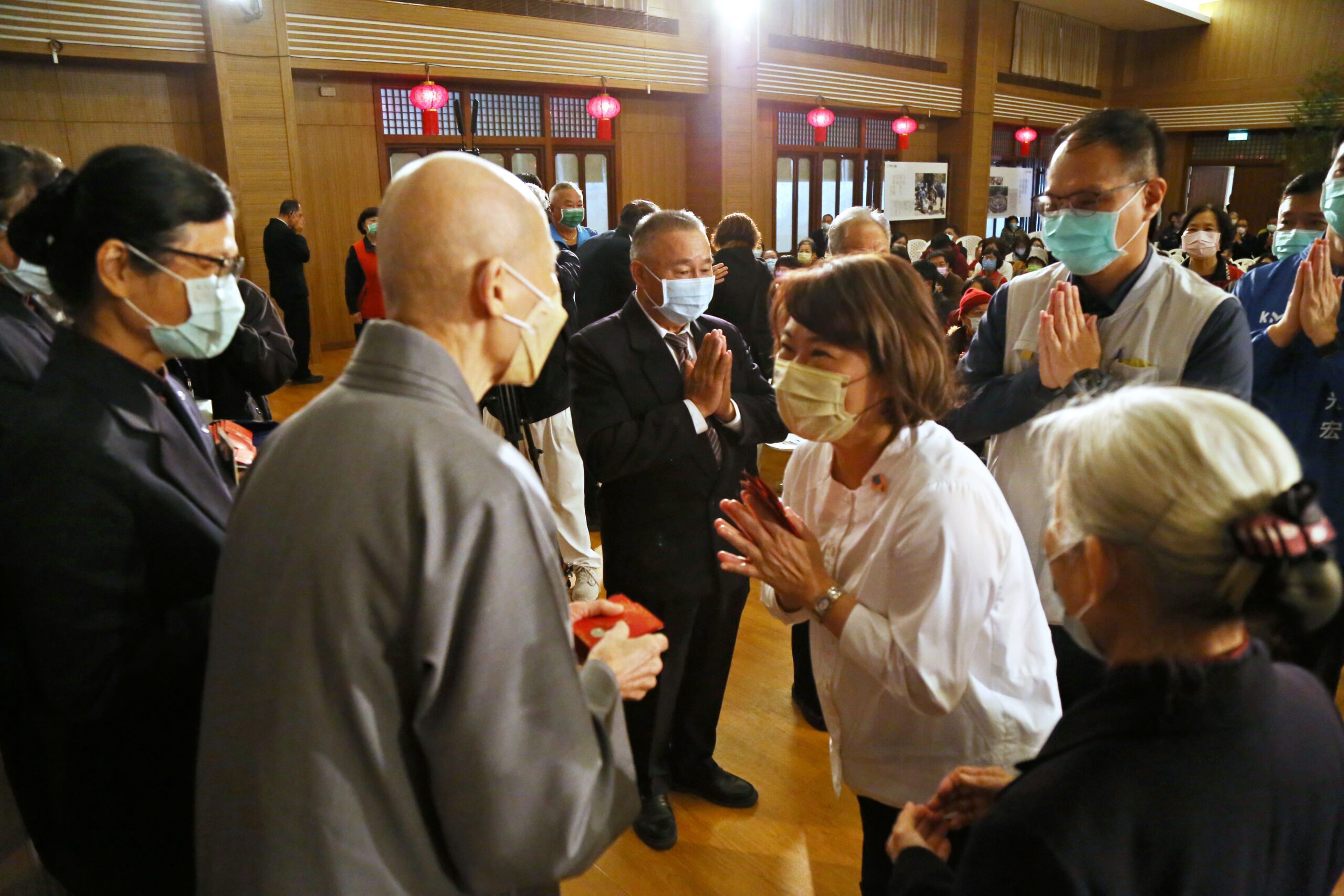 嘉義市長黃敏惠領福慧紅包 與慈濟共祈新年平安祥和