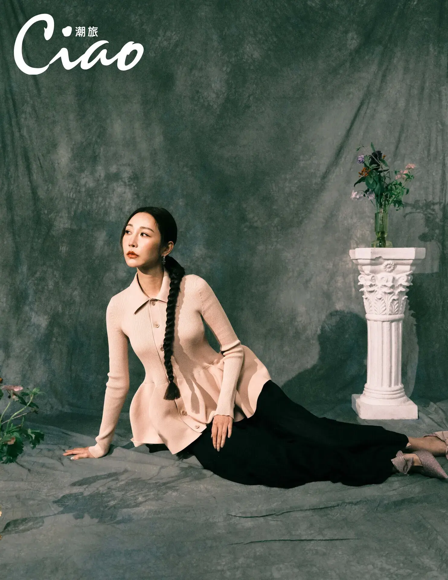 曾菀婷【@johnnylu.jpg 】膚色坑條針織衫、黑色針織澎裙/cfcl Club2、粉色亮粉蝴蝶結高跟鞋/jimmy Choo、方型水鑽耳環/swarovski