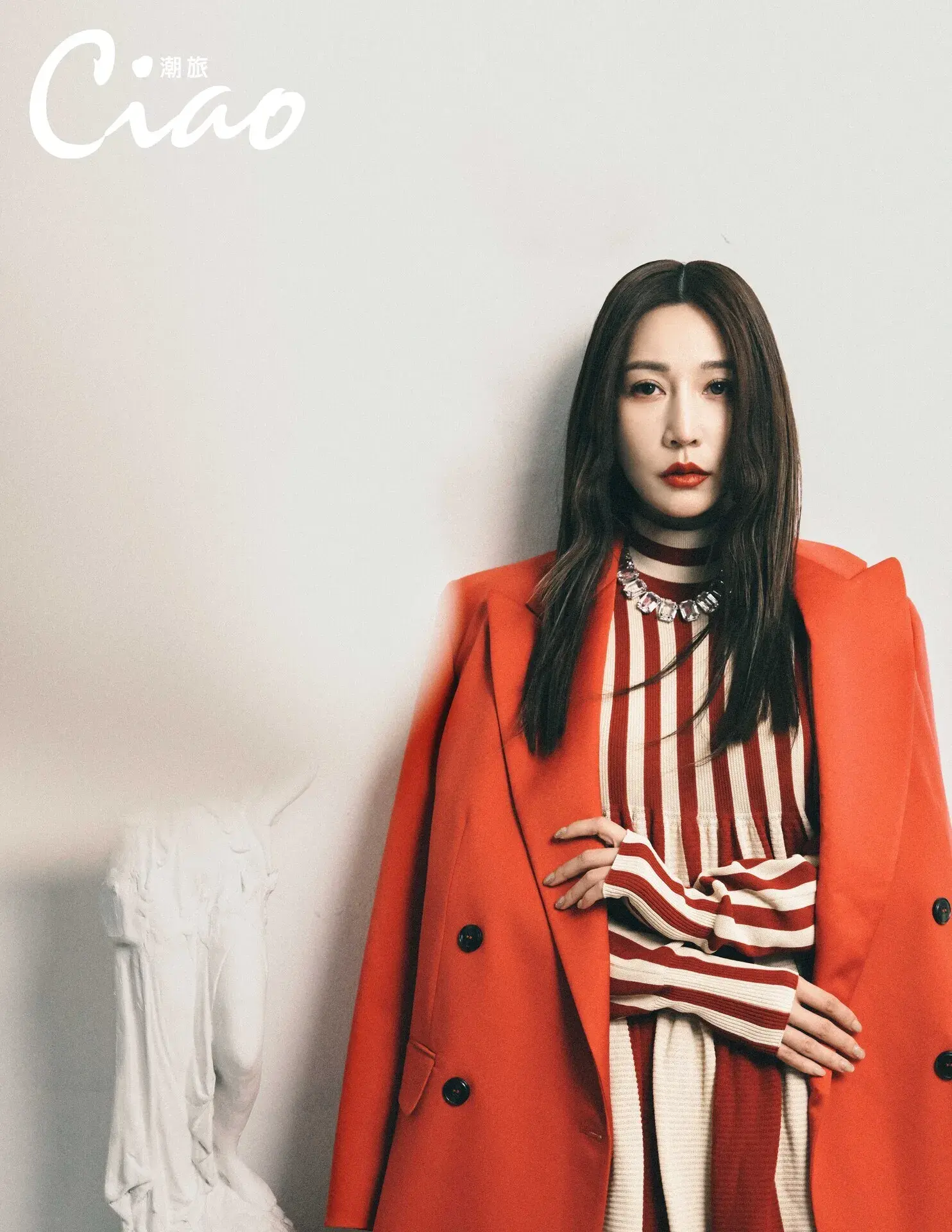 曾菀婷【@johnnylu.jpg 】條紋拼接短洋裝/cfcl Club21、紅色西裝外套/max Co.、方水鑽項鍊/swarovski、白色墨鏡/gentle Monster、緞面白高跟鞋/christian Louboutin,01