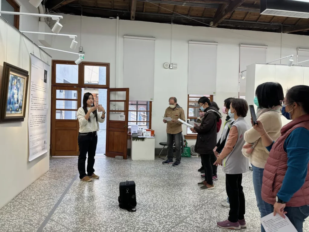 展出者陳民芳(左1)進行展覽作品導覽