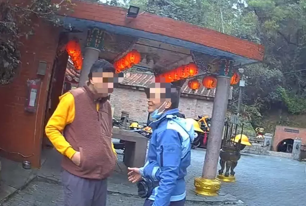 經沿路搜尋,最後在樹林區蓋淡坑往山上入口處尋獲謝男,讓一直深鎖眉頭,焦慮的父親也終於露出了笑容。