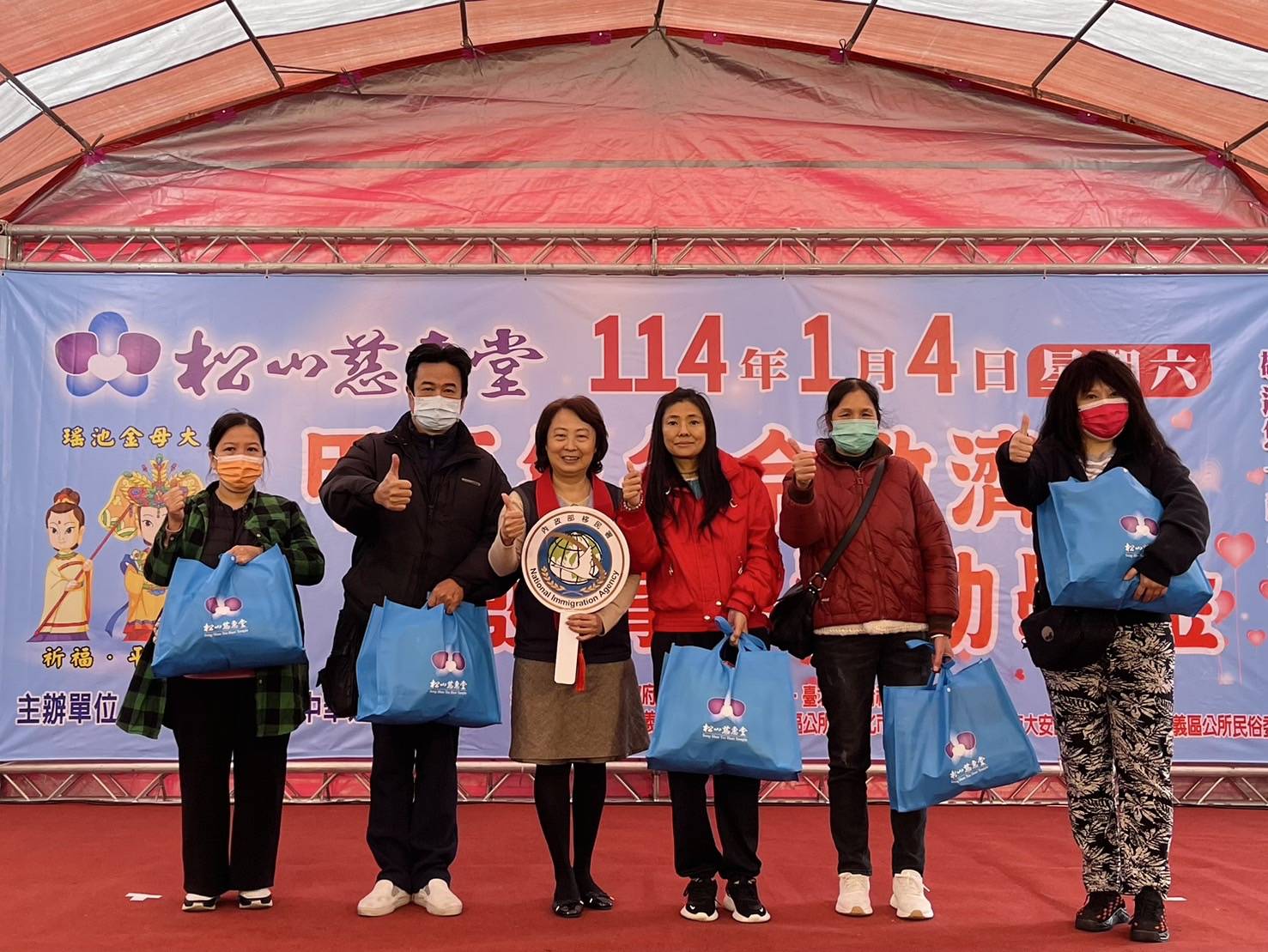 移民署臺北市服務站主任蘇慧雯(右)與松山慈惠堂一同致贈弱勢新住民愛心物資包。(記者趙靜姸攝)