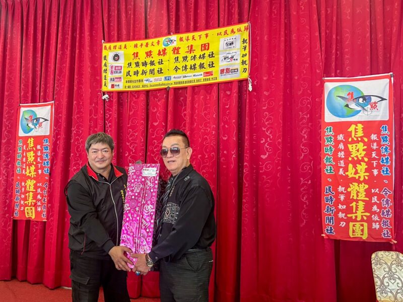 圖文:總社長孫崇文贈電暖爐給榮譽總裁林志強。