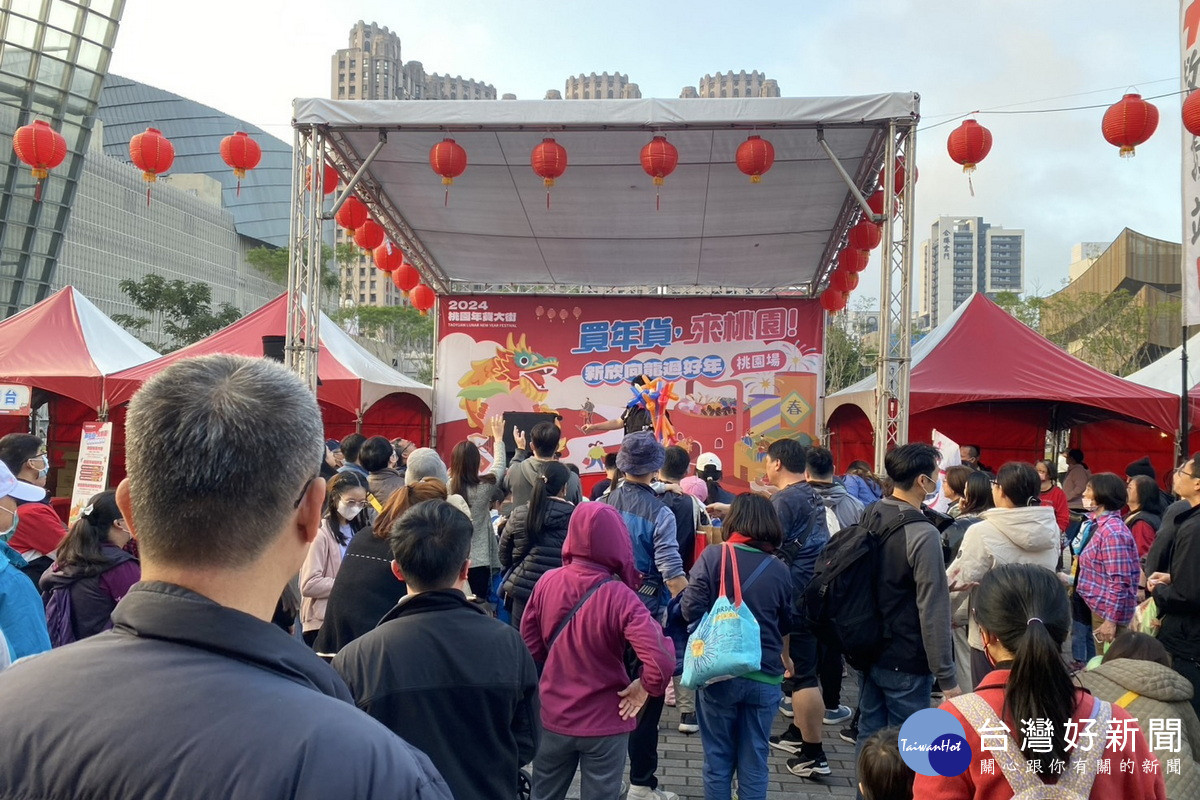 桃園市伴手禮協會113年在桃園展演中心藝文廣場舉辦年貨大街活動。<br /><br />