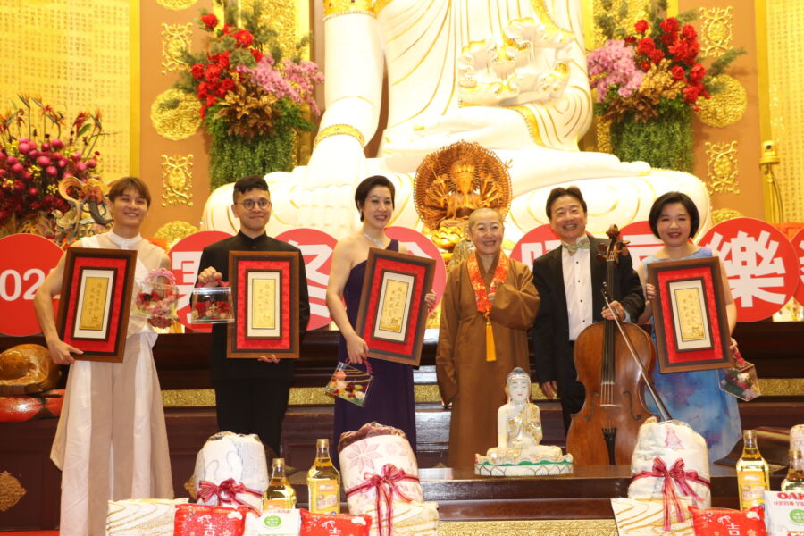 圖/覺培法師感謝大提琴家張正傑11年來的情義相挺,右起鋼琴家廖皎含、張正傑、覺培法師、次女高音翁若珮、男高音林義偉及大環老師楊世豪。(新北市政府社會局提供)