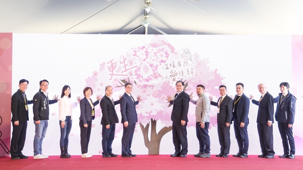 ▲行政院長卓榮泰(左六)出席「更生八十 溫暖有感 以愛復歸」保護成果展暨更生年貨大街活動。(圖/行政院提供)
