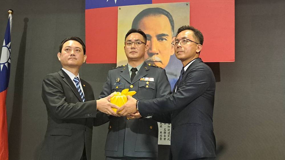 ▲溫俊晏指揮官（中）監交，蕭吉森（右）承接印信就任中心主任。（圖/記者陳惲朋翻攝）