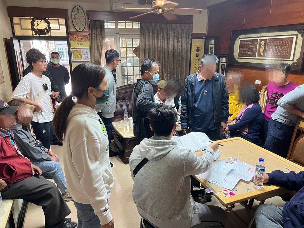 全員逃走中 破天九牌賭場賭客四散躲超商公園車庫 232 cnews204250105a01