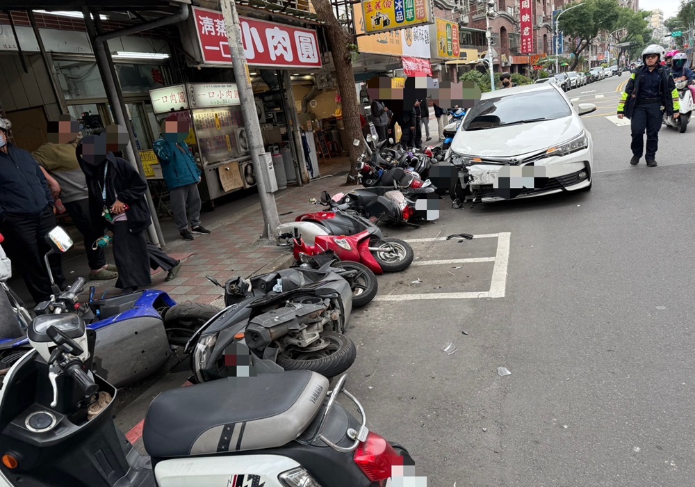 低頭撿手機連撞8車 警意外查獲粗心男藏毒送辦 213 248250105a01