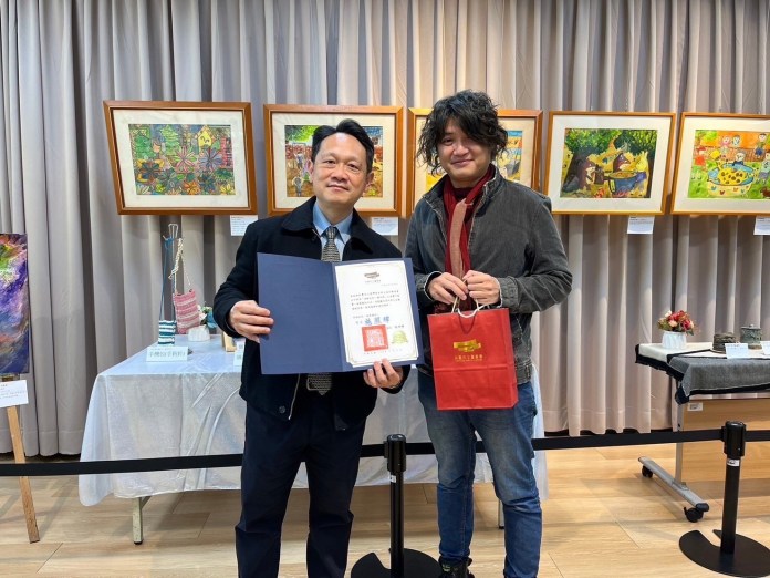 扭轉刻板印象!「過動也是一種天賦」畫展即起桃市圖埔子分館登場 79 桃市圖館長施照輝致贈台灣黑金剛公益行動協會公關組長吳庭政先生