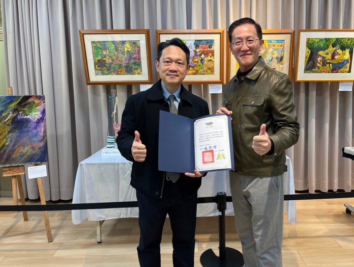 扭轉刻板印象!「過動也是一種天賦」畫展即起桃市圖埔子分館登場 80 桃市圖館長施照輝致贈桃園市家長會長協會中壢區總會長李國瑞先生感謝狀