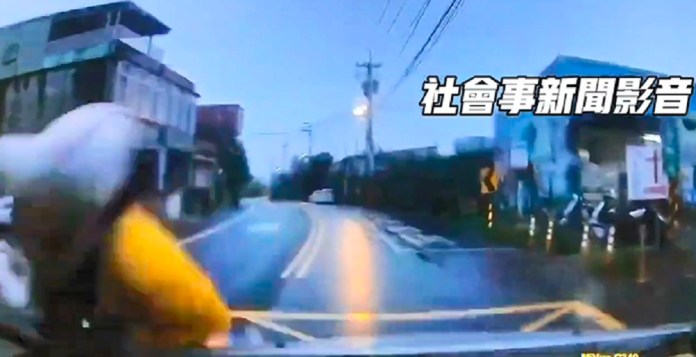 【有片】驚悚瞬間!6旬婦清晨過馬路 遭小客車撞飛 94 GW654