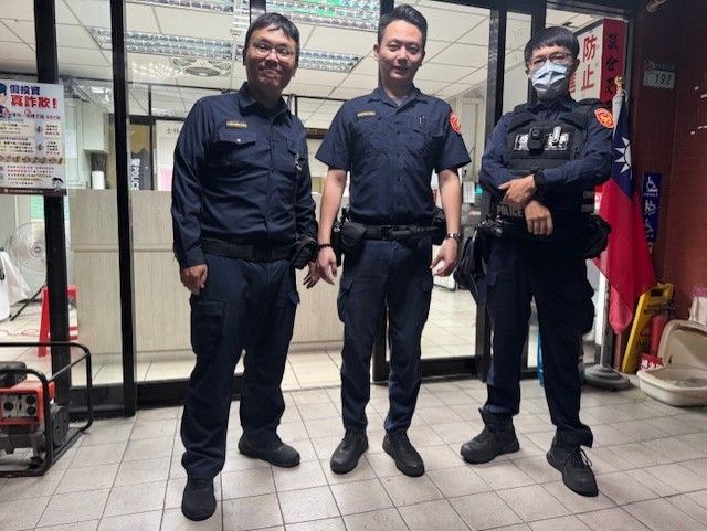 家屬對天母派出所員警左林儒聰、黃世憲、全吳吉誠(圖左至右)的熱心幫助深表感謝。 (記者 黃荷琇翻攝)