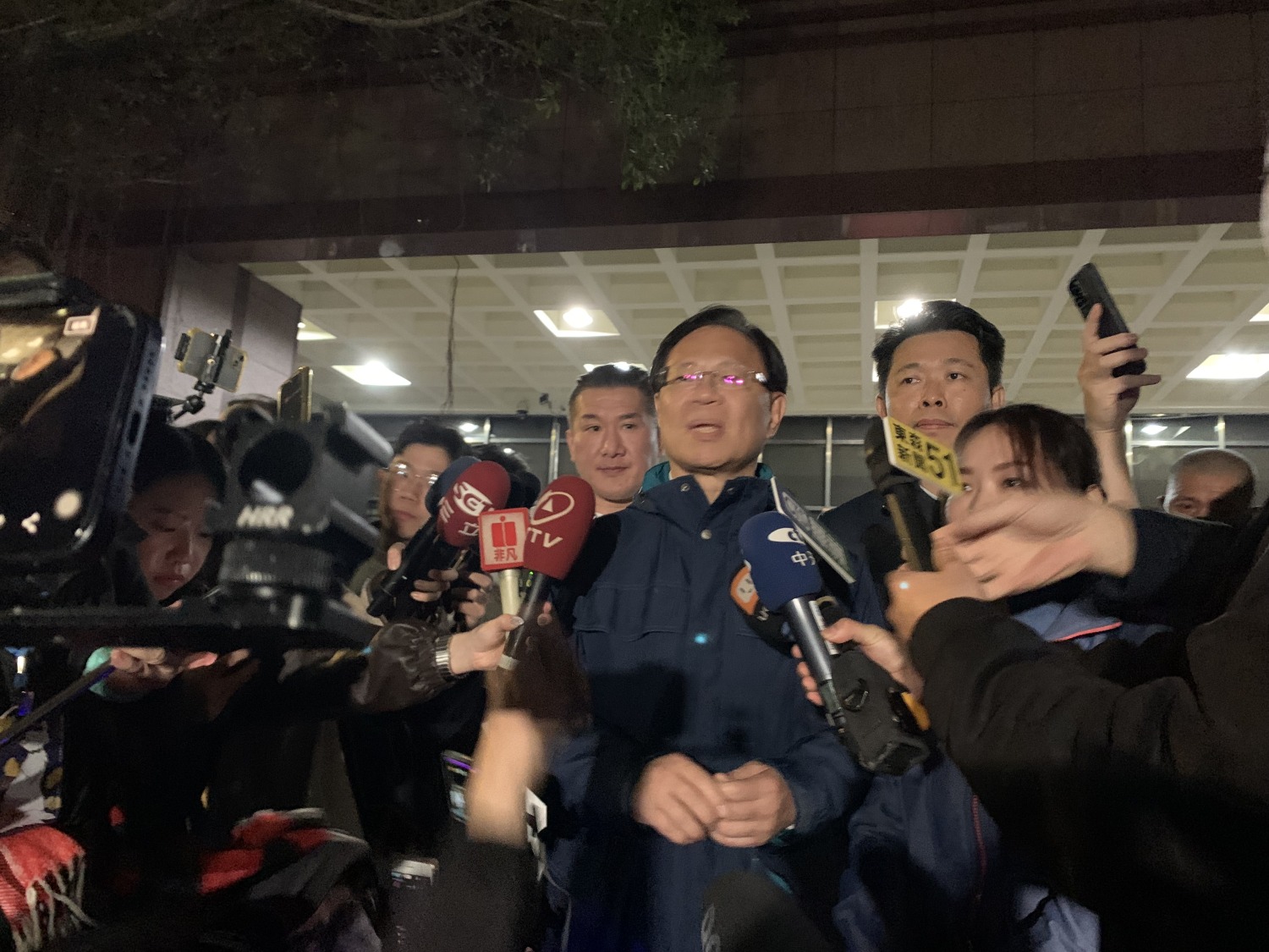 張啓楷指出,民眾黨前主席柯文哲已經戴上電子腳鐐,也講過寧可死在看守所裡面,也不會逃跑。(圖/張啓楷國會辦公室)