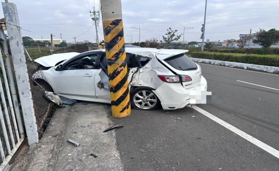 馬自達、特斯拉、休旅車驚險三車追撞　休旅車翻覆　釀一傷