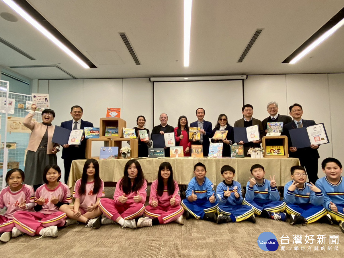 與會貴賓與南勢國小同學合影