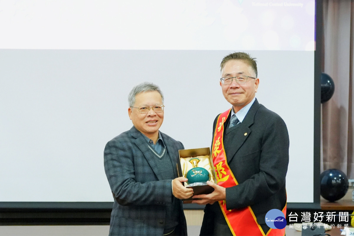 工學院院長蕭述三(新任校長)致贈感謝禮給周景揚校長,象徵一份感恩,一份祝福與一份傳承。