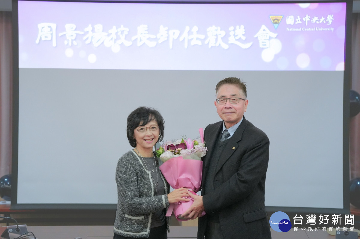 周校長夫人獻花,是歡送會最溫馨的時刻。