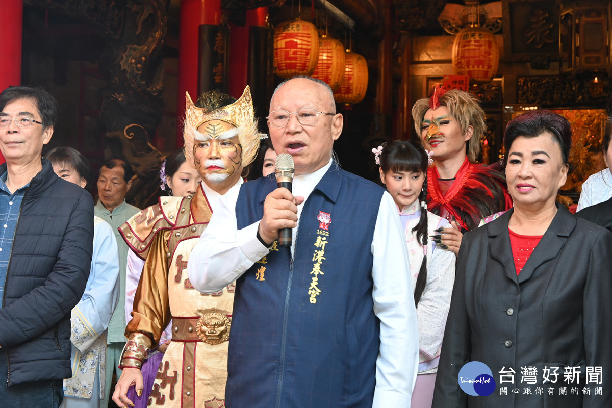 新港奉天宮董事長何達煌感謝戲說台灣劇組籌拍金虎爺故事,歡迎信眾到奉天宮參拜金虎爺「平安閣好額」/陳致愷攝影