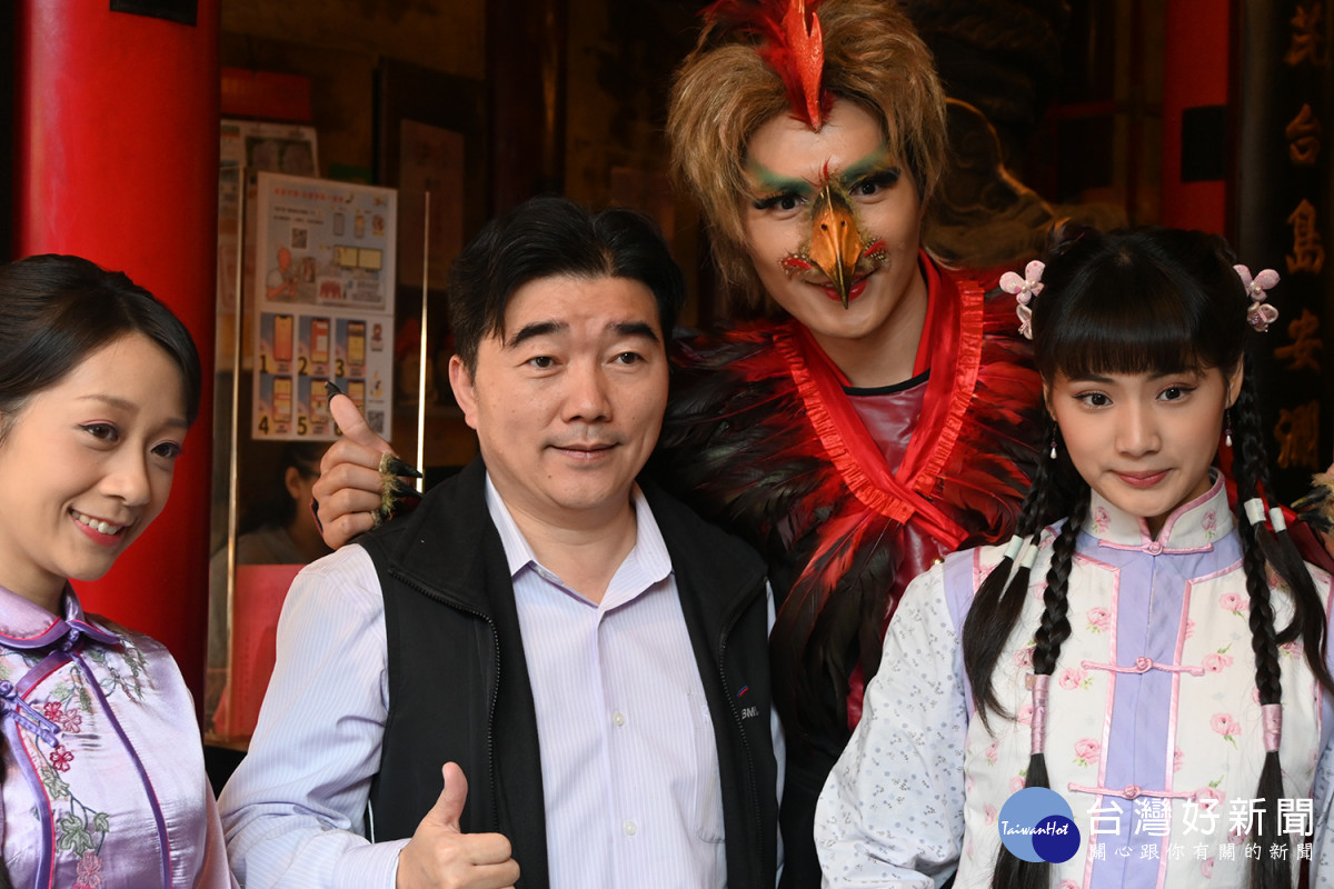 《金虎爺鎮邪靈》演員與戲迷合影/陳致愷攝影