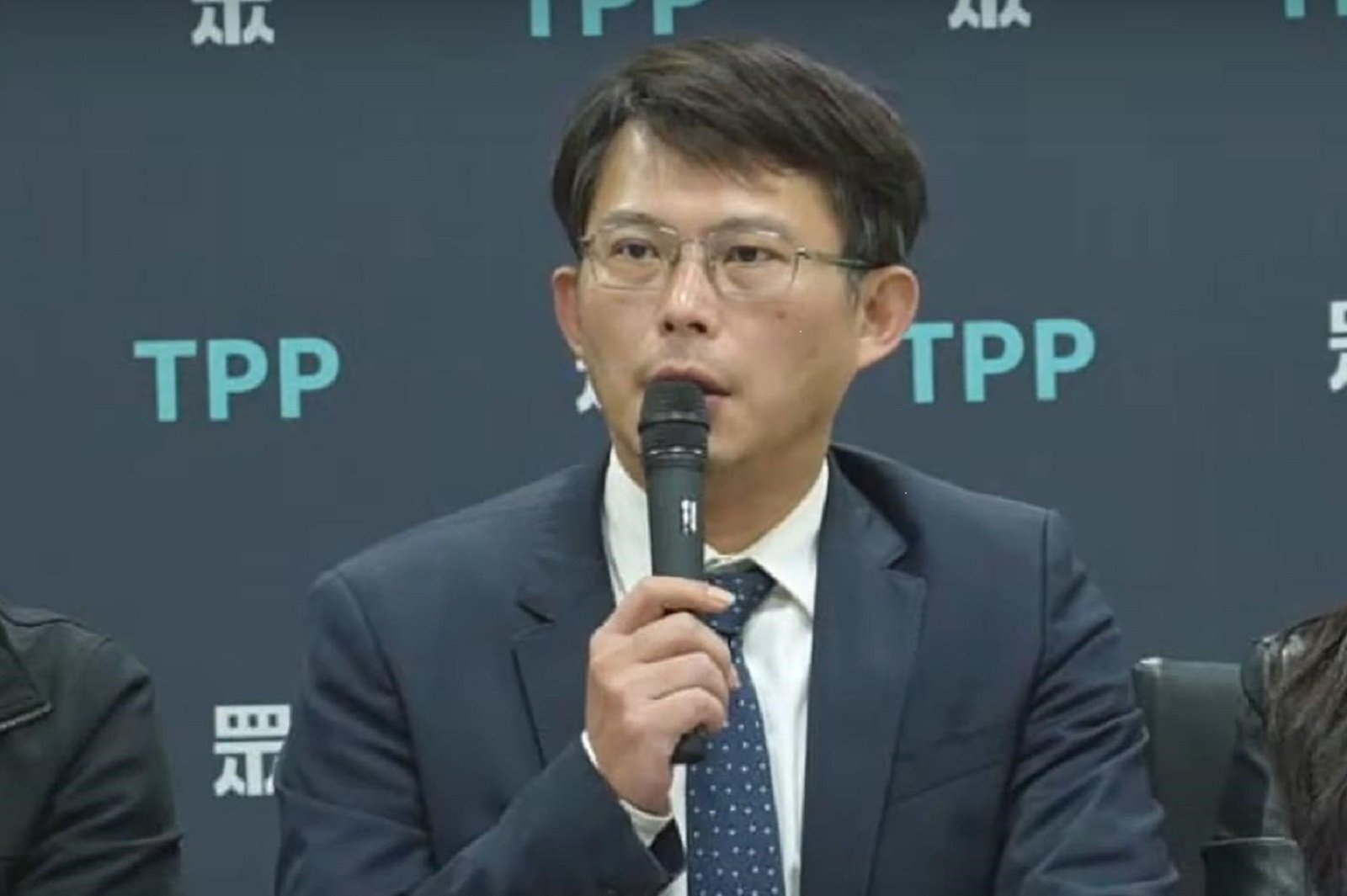 民眾黨代理主席黃國昌6日批評許富舜和鄭淑心,此時爆料是配合民進黨打柯文哲。翻攝民眾之聲YT頻道