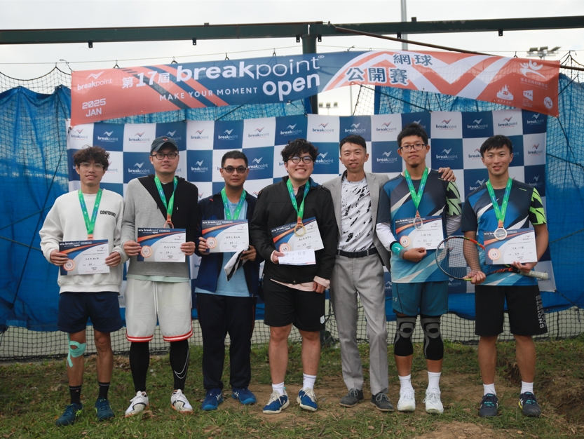 男雙UTR 5.0得獎選手及breakpoint網球生態圈創辧人林俊佑(右三)。冠軍楊承翰(左四)、楊傑鈞(左三);亞軍李維(右二)、方浩霖(右一);季軍彭威翔(左一)、廖元銘(左二)。(圖/breakpoint提供)