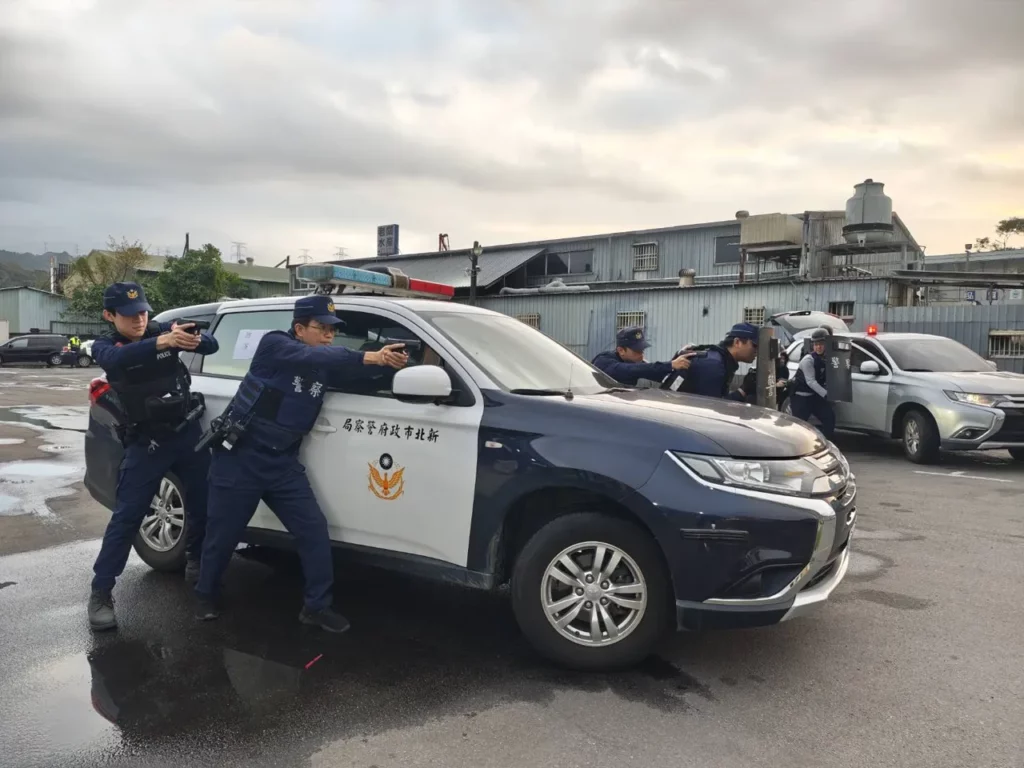 最終惡徒仍被警方多部車輛逼入死巷