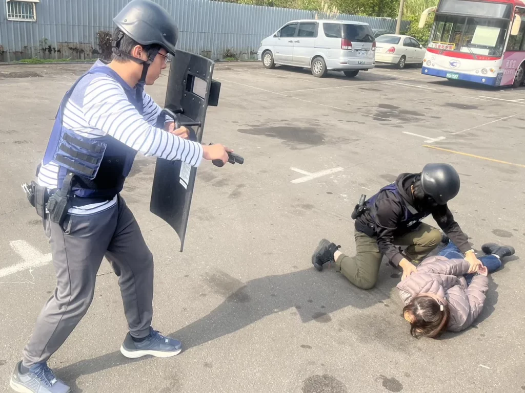 最終歹徒選擇棄械投降