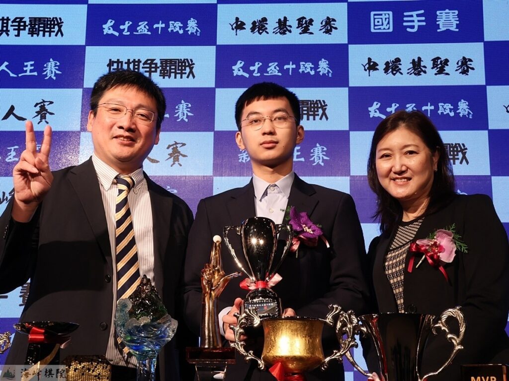 許皓鋐不僅完成棋王三連霸的歷史紀錄，更榮登千禧年後，台灣首位八冠王