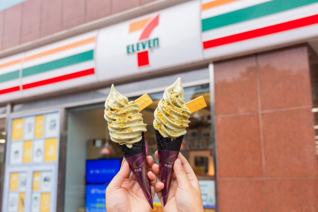 「雪淋霜」霜淇淋跨界攜手Just Gold鎮金店合作推出「金開心果新年」開心果新口味。