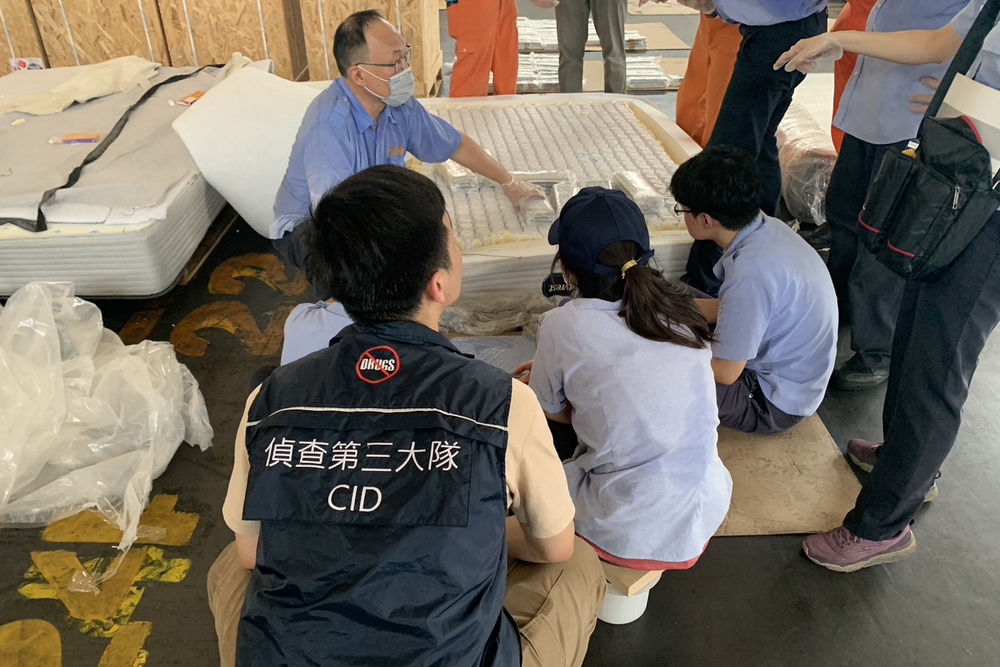 進口床墊藏百塊大麻磚設「死轉手」斷點 雄檢起訴吳姓毒梟 210 進口床墊藏百塊大麻磚設「死轉手」斷點 雄檢起訴吳姓毒梟 209