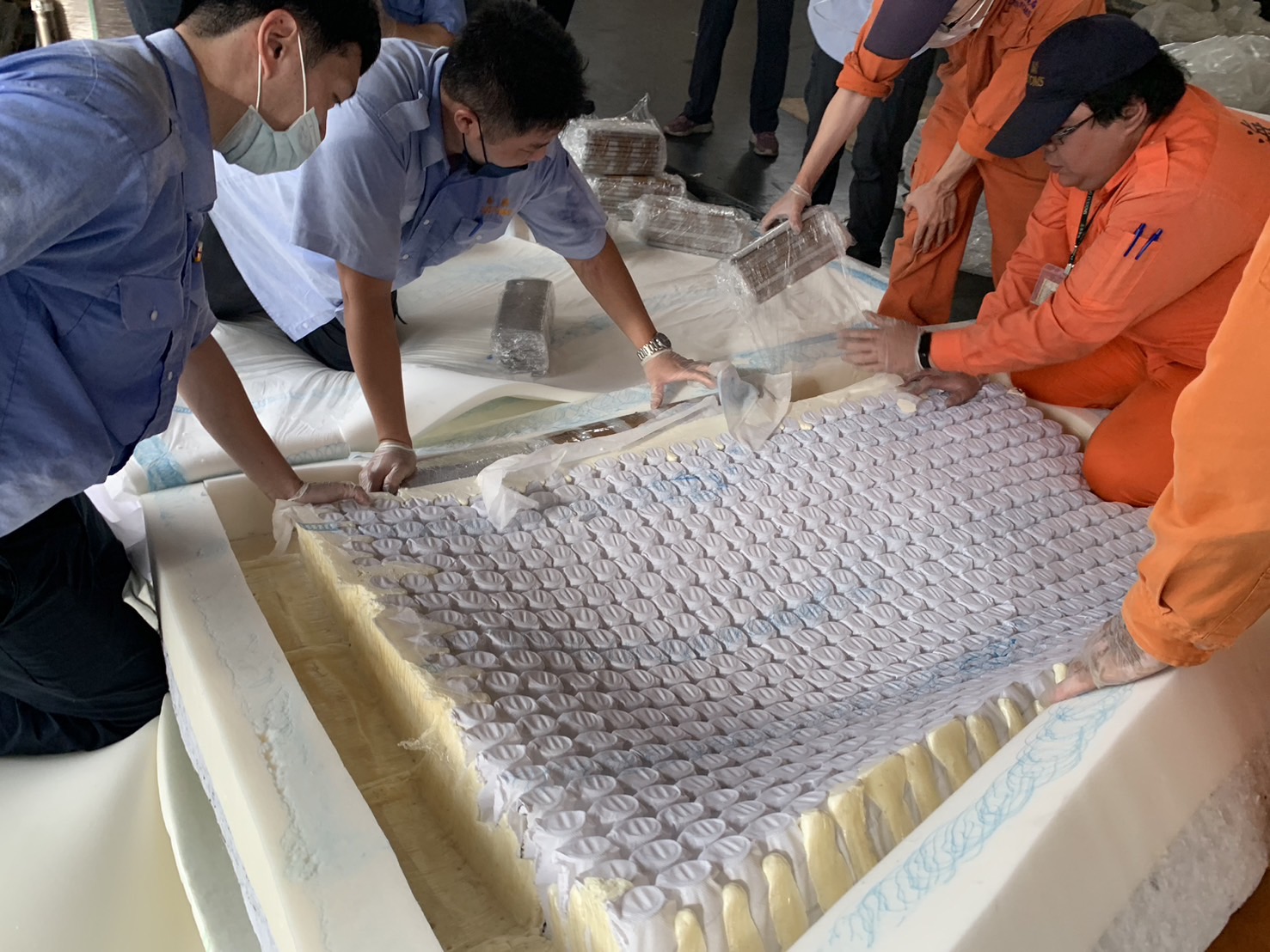 海運進口床墊「有鬼」 警開箱夾層驚見117公斤大麻 234 海運進口床墊「有鬼」 警開箱夾層驚見117公斤大麻 233
