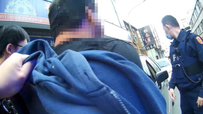 【有片】警巡邏查違停車 逮獲通緝犯險掀肢體衝突 88 2049034 0