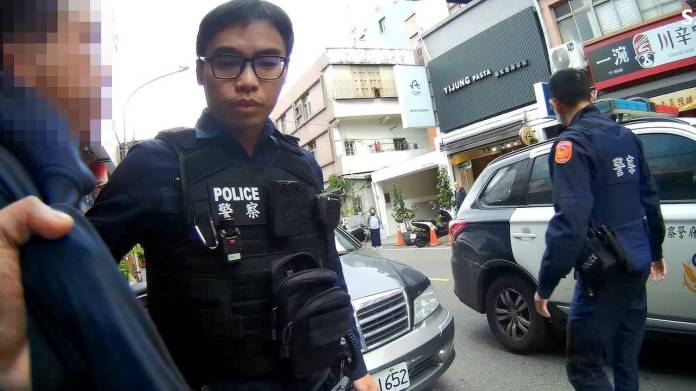 【有片】警巡邏查違停車 逮獲通緝犯險掀肢體衝突 89 2049035 0