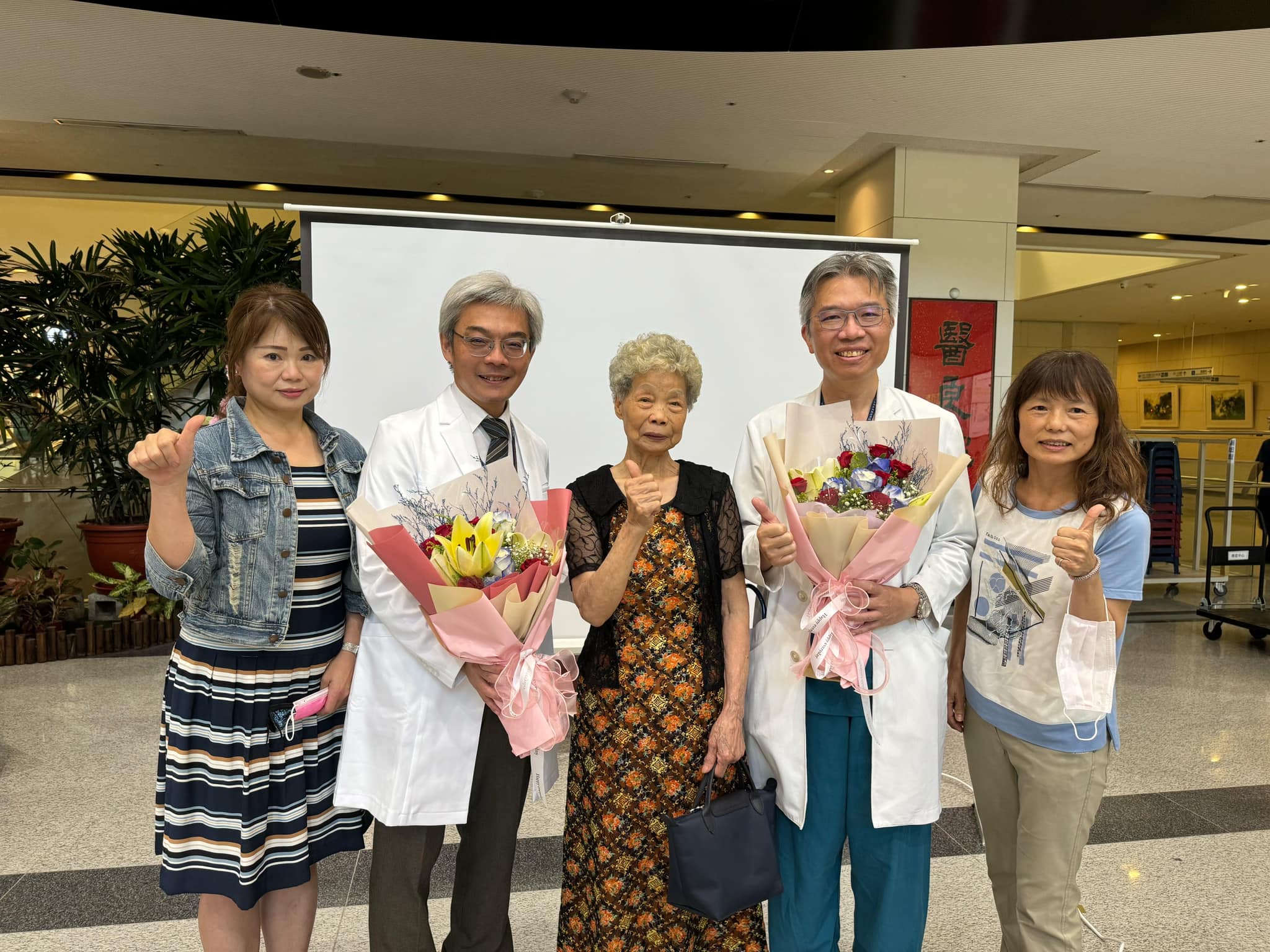 80歲肺癌四期患者楊婆婆,以親身經歷分享抗癌歷程,傳遞「不放棄就有希望」信念,成為癌友鼓舞典範。(圖/記者林照東翻攝)