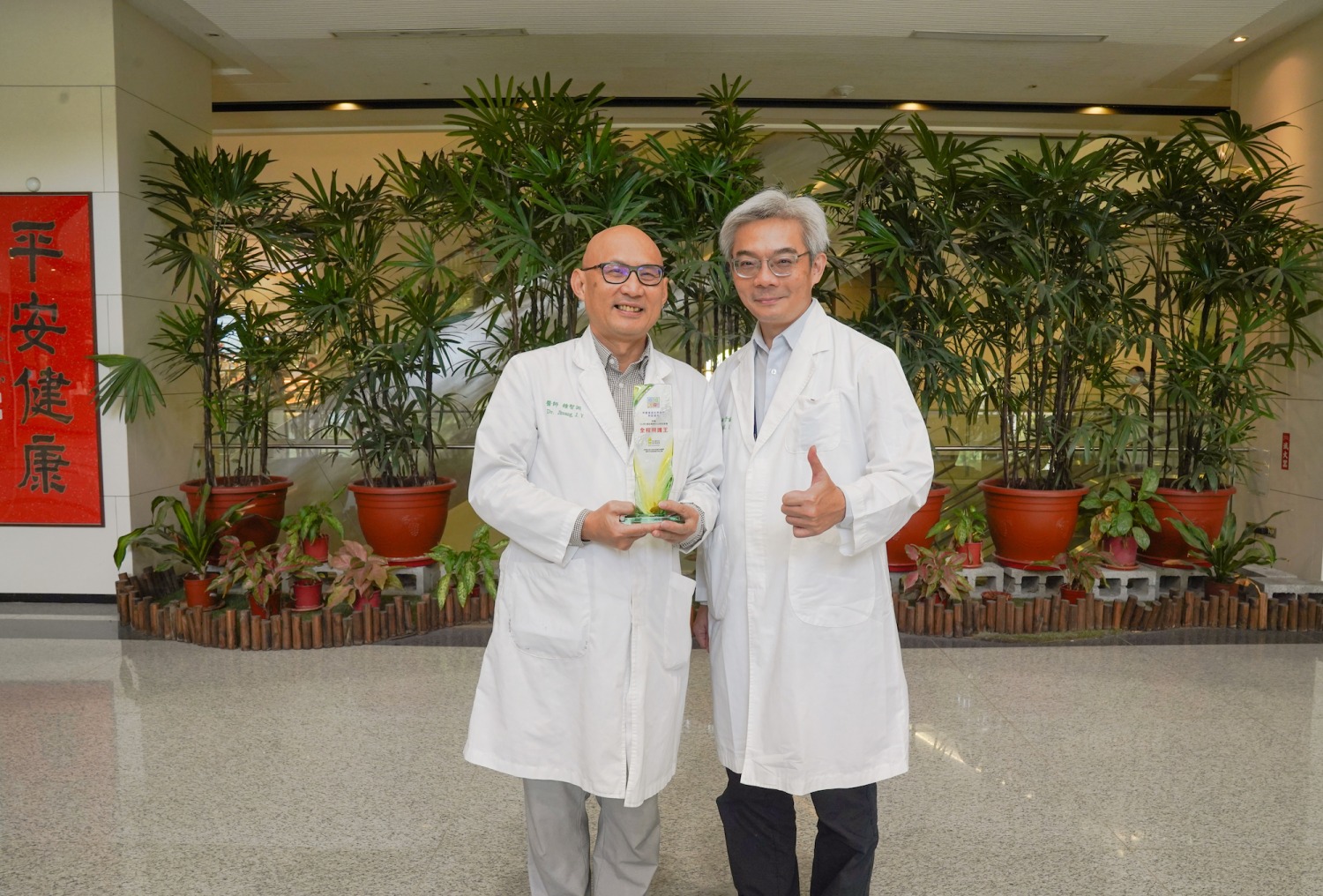 副主任郭于誠(右)與鍾智淵主任(左)攜手推動癌症全程照護,強調病人優先理念,並以創意活動與貼心服務助癌友康復。(圖/記者林照東翻攝)