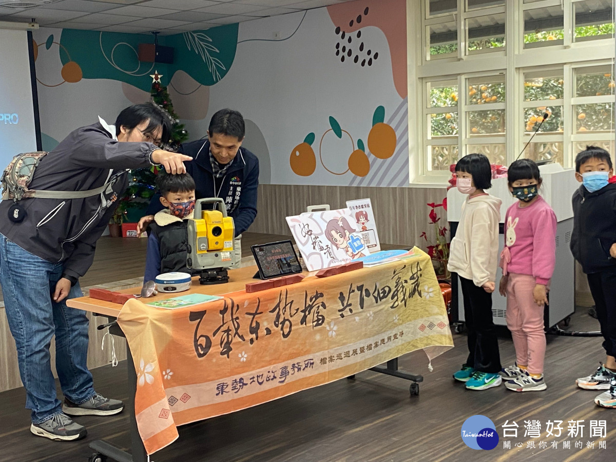 東勢地所於明正國小開箱地政檔案教具箱