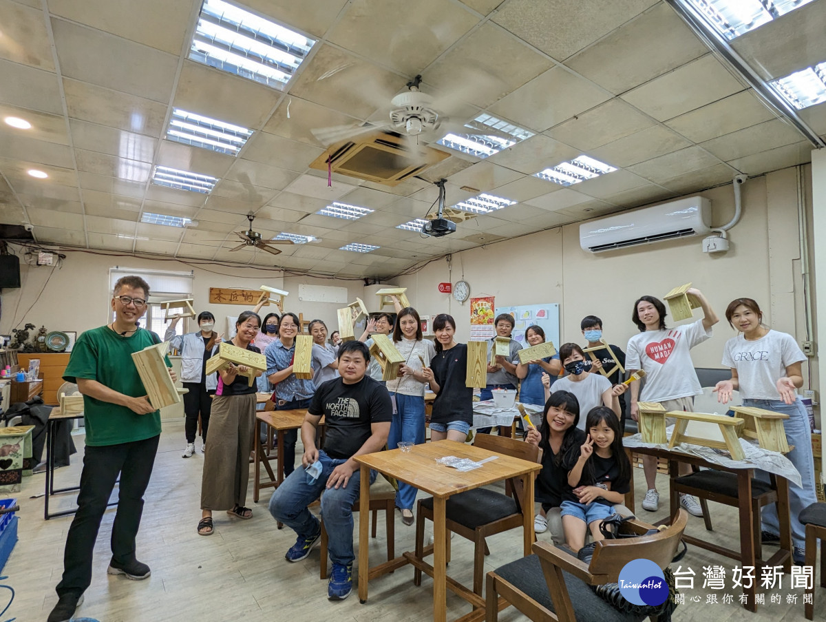 中原室設系師生協力社會公益組織「木匠的家」修復二手捐贈物品,推廣「再用」價值觀。