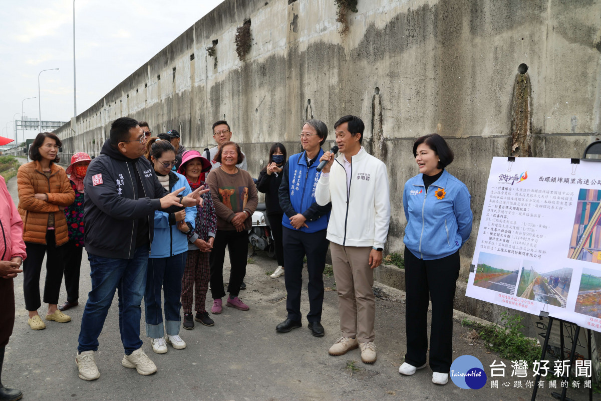 雲縣府籌措2千萬元進行二崙洲子庄內排水系統、西螺埤頭路面擋土設施及新頂埤大排路面改善三處改善工程，今(7)日縣長張麗善進行勘查與工程說明，聽取鄉親意見／林詩涵翻攝