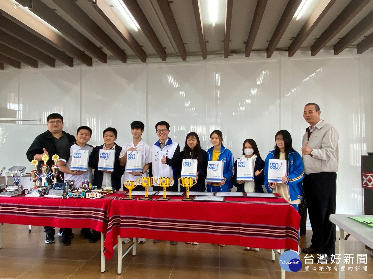 南投縣仁愛國中參加泰國曼谷國際機器人競賽勇奪冠軍與季軍。(縣府提供)