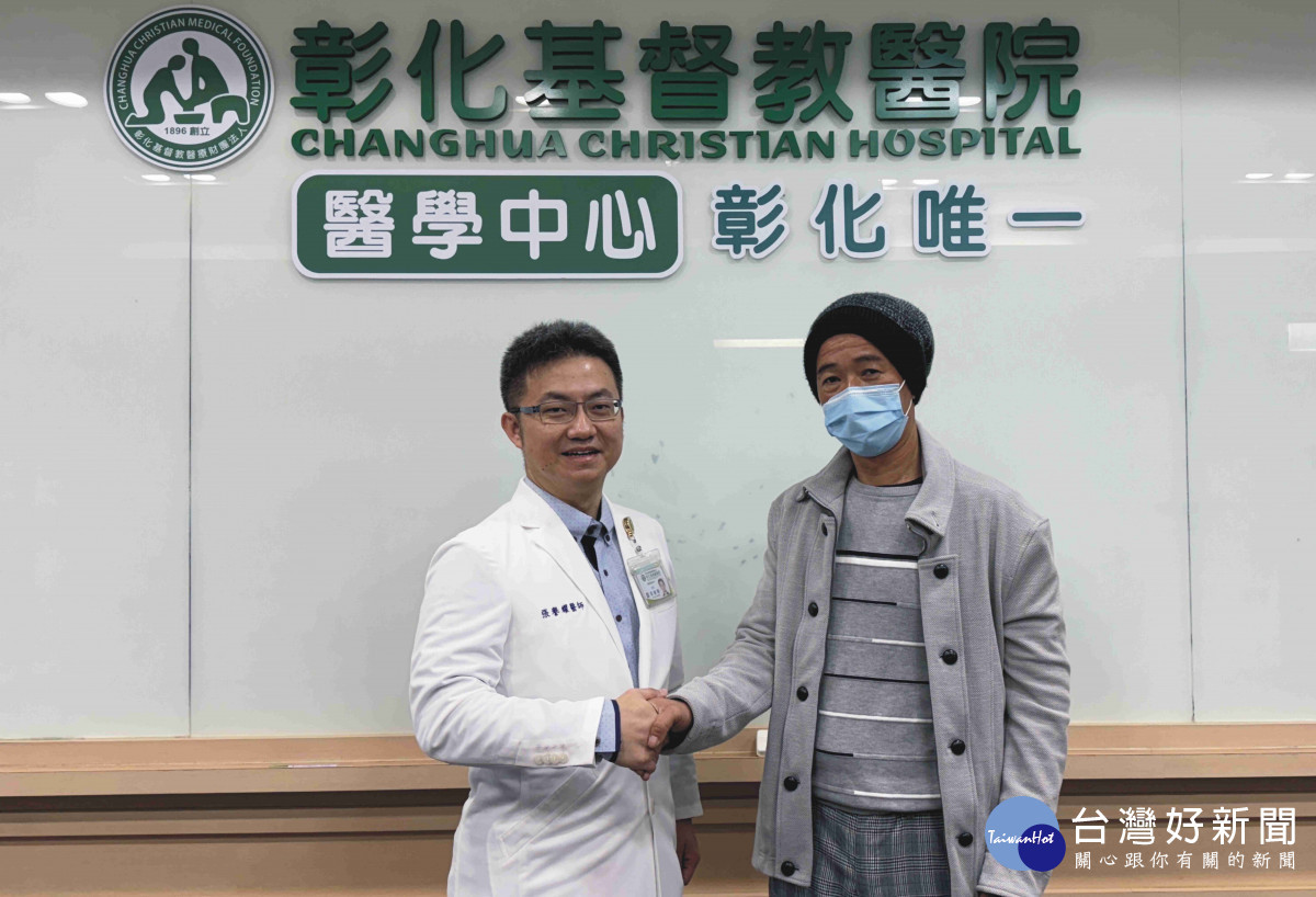 張譽耀主任(左)表示,張先生以雙達文西手術治療切除大腸、肝腫瘤,順利清除癌細胞,現已回歸職場,僅需持續追蹤。圖/彰基醫院提供