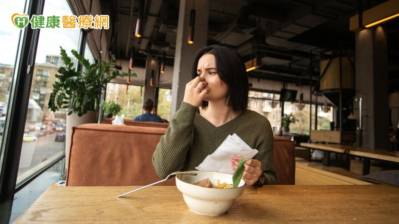 輕熟女隆鼻後鼻型走鐘,還嚴重鼻塞 「1整形治療」一次解決困擾
