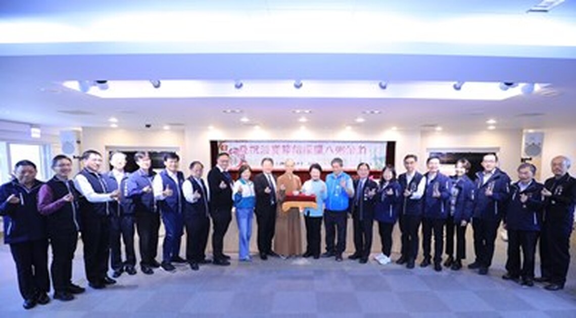 慶祝法寶節!佛光山惠中寺贈中市府員工臘八粥 盧秀燕市長感謝送暖:傳遞愛與祝福