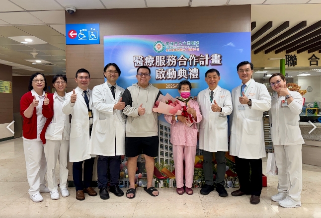 ▲圖;大同醫院右2:林新景副院長右3:林孟志院長粉色:病人李女士左4:葉承熙醫師左5:外科部副部長劉毓寅。( 記者李堂安翻攝 )