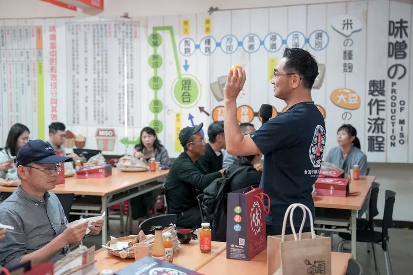 ▲台灣味噌釀造文化館許立昇總經理推廣味噌知識。(圖/中市府提供)
