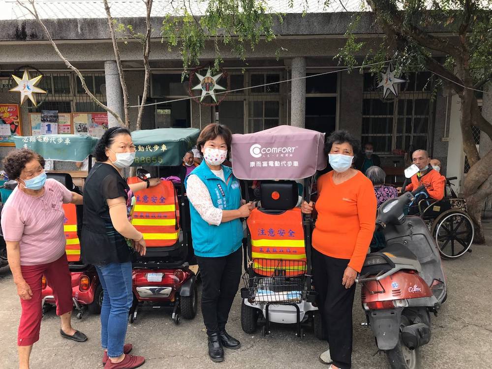 ▲嘉義縣社會局長張翠瑤呼籲,關注長輩的電動代步車使用情況,確保他們安全出行,大家共同努力為長輩們營造一個安全、友善的生活環境。(圖/嘉義縣政府提供)