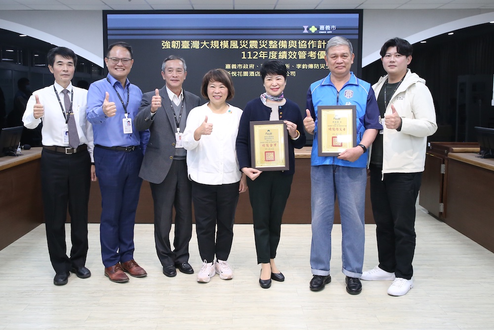 ▲黃敏惠市長(中)轉頒殊榮後與市民分享榮耀。(圖/嘉義市政府提供)